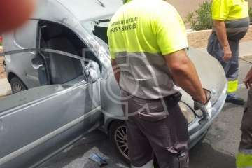 Arde un vehículo de licencia municipal en la carretera de La Pardilla (Foto TA)